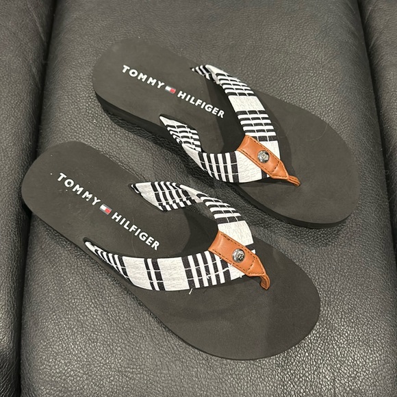 Brand new Tommy Hilfiger toe post SANDALS - Picture 2 of 5